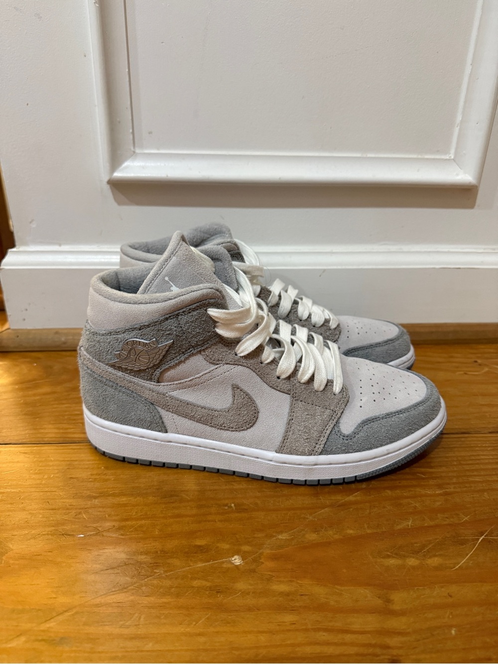 Nike Women’s High-Top Sneakers in Light Gray and White Size 10